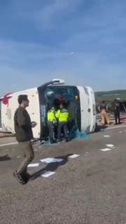 https://www.newsit.gr/kosmos/tourkia-11-nekroi-kai-27-traymaties-meta-apo-sygkrousi-leoforeiou-me-fortigo/4795592/